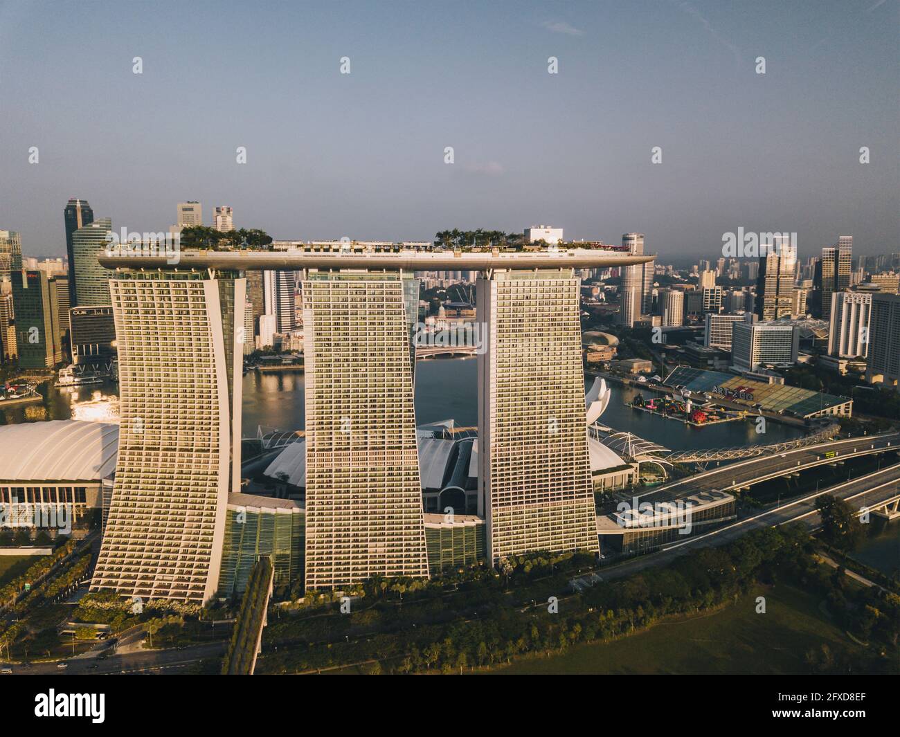 Das Marina Bay Sands Hotel aus der Vogelperspektive in Singapur. Stockfoto