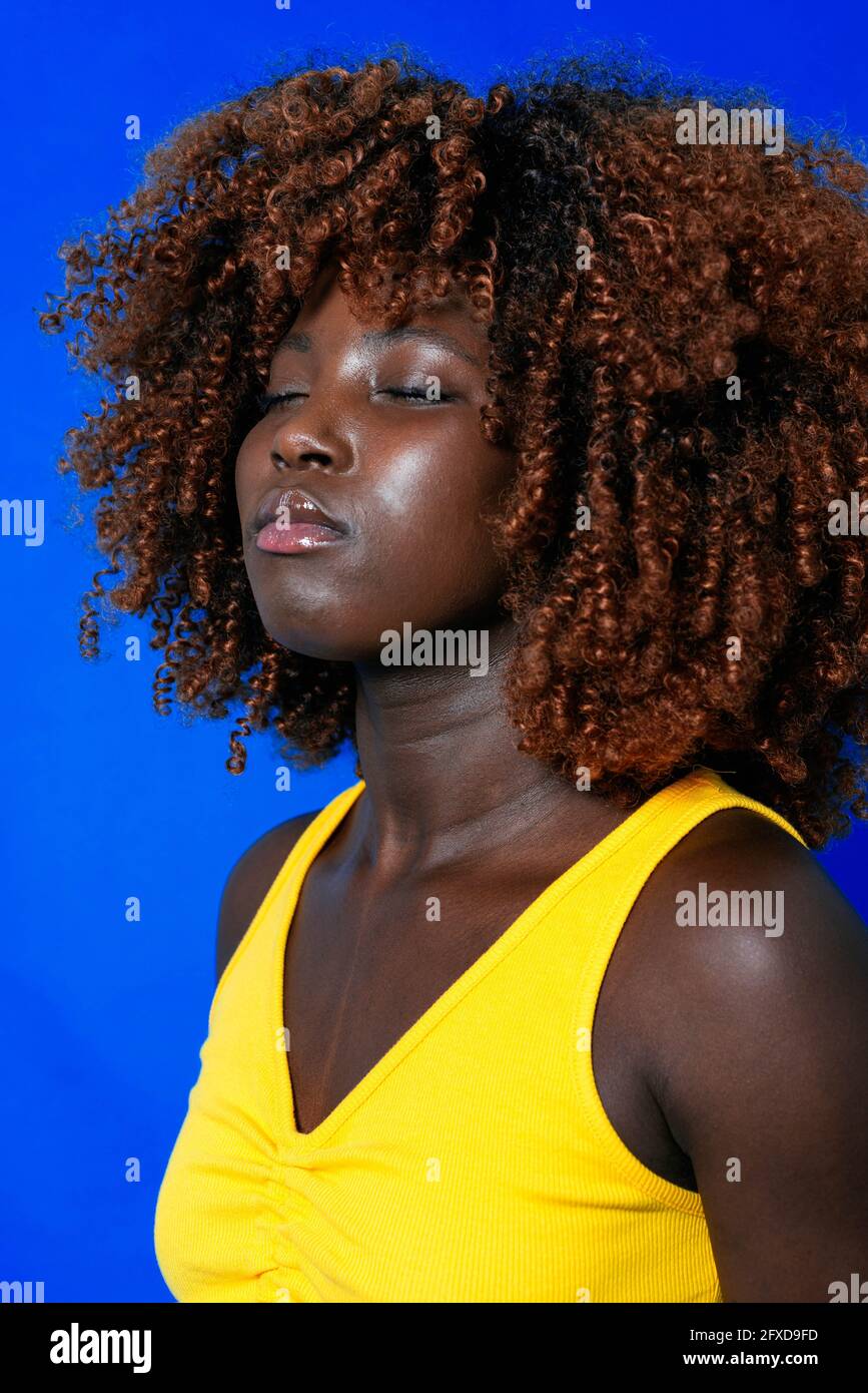 Schöne afrikanische junge Frau Porträt im Studio Stockfoto