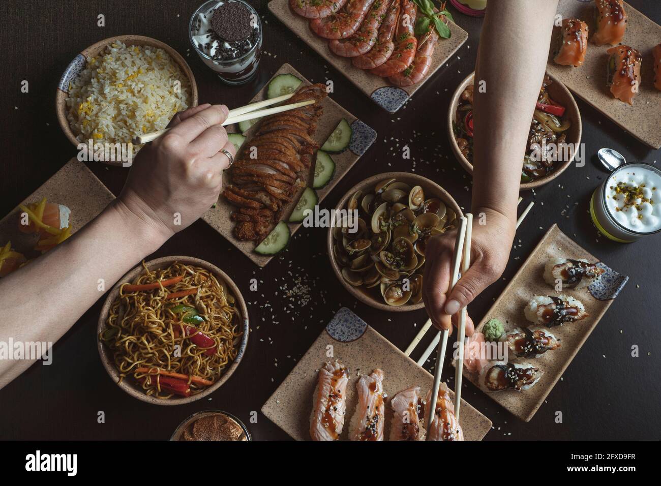Essen mit Essstäbchen am japanischen Restauranttisch Stockfoto