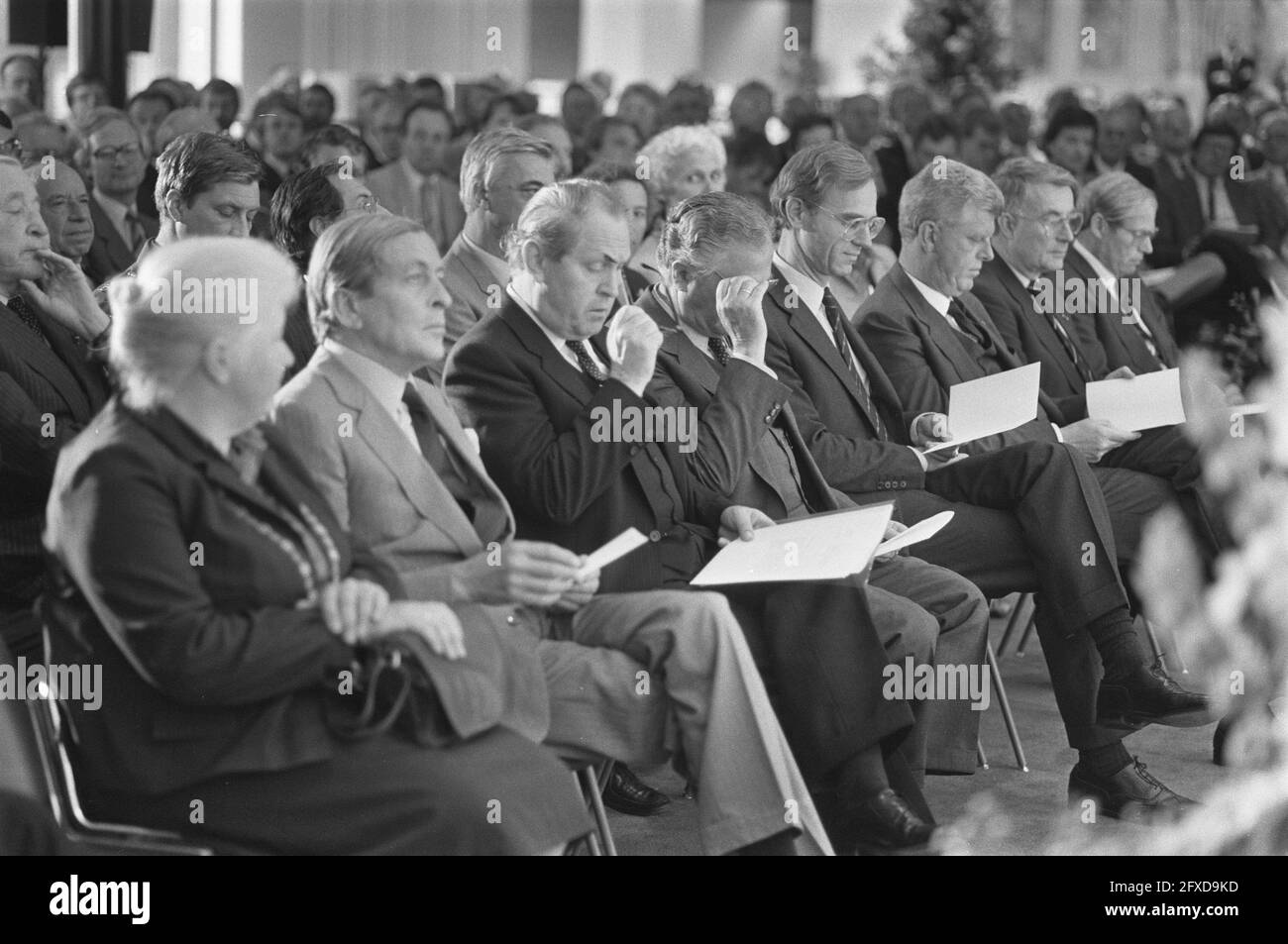 Prinz Claus eröffnet die neue Rabobank-Zentrale in Utrecht, 12. September 1984, Eröffnungen, Niederlande, 20. Jahrhundert Presseagentur Foto, Nachrichten zu erinnern, Dokumentarfilm, historische Fotografie 1945-1990, visuelle Geschichten, Menschliche Geschichte des zwanzigsten Jahrhunderts, Momente in der Zeit festzuhalten Stockfoto Prinz Claus eröffnet die neue Rabobank-Zentrale in Utrecht, 12. September 1984, Eröffnungen, Niederlande, 20. Jahrhundert Presseagentur Foto, Nachrichten zu erinnern, Dokumentarfilm, historische Fotografie 1945-1990, visuelle Geschichten, Menschliche Geschichte des zwanzigsten Jahrhunderts, Momente in der Zeit festzuhalten Stockfoto