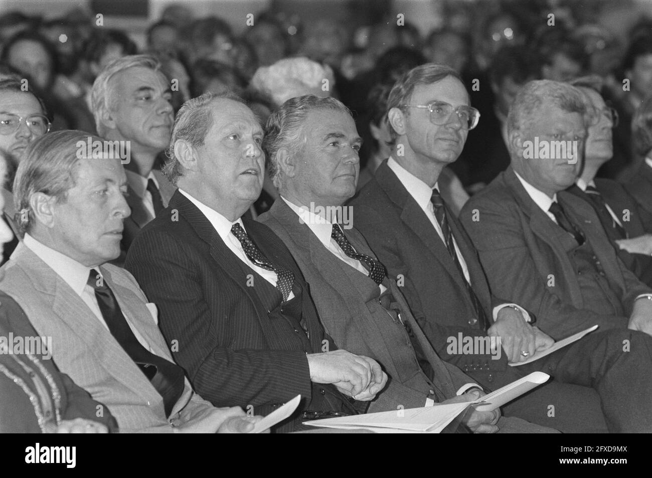 Prinz Claus eröffnet neue Rabobank-Zentrale in Utrecht; Claus, ir. P. J. Lardinois P. van Dijke, Ruding, and W. F. Duisenberg, 12. September 1984, Eröffnungen, Niederlande, 20. Jahrhundert Presseagentur Foto, Nachrichten zu erinnern, Dokumentarfilm, historische Fotografie 1945-1990, visuelle Geschichten, Menschliche Geschichte des zwanzigsten Jahrhunderts, Momente in der Zeit festzuhalten Stockfoto Prinz Claus eröffnet neue Rabobank-Zentrale in Utrecht; Claus, ir. P. J. Lardinois P. van Dijke, Ruding, and W. F. Duisenberg, 12. September 1984, Eröffnungen, Niederlande, 20. Jahrhundert Presseagentur Foto, Nachrichten zu erinnern, Dokumentarfilm, historische Fotografie 1945-1990, visuelle Geschichten, Menschliche Geschichte des zwanzigsten Jahrhunderts, Momente in der Zeit festzuhalten Stockfoto