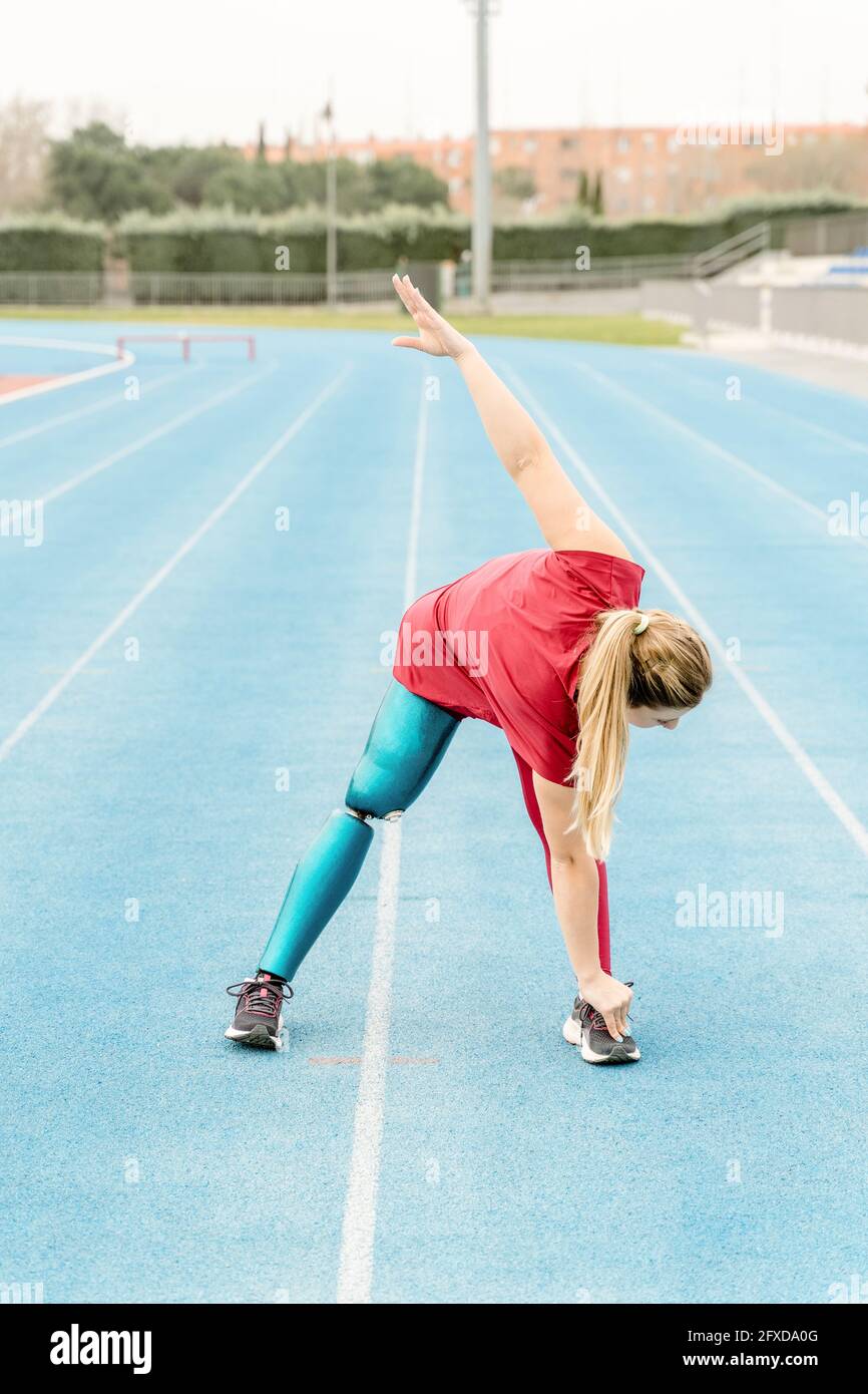 Sportlerin mit Prothesenstreckung im Stadion Stockfoto