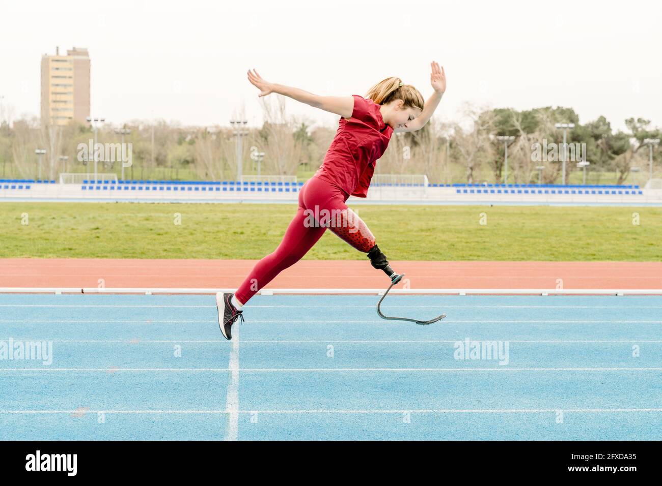 Sportlerin mit Beinprothese auf der Strecke Stockfoto