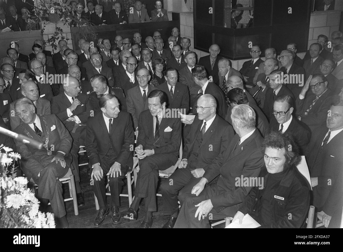 Prinz Claus eröffnet neues Hauptquartier Centraal Beheer in Apeldoorn, Niederlande, 1. November 1972, Hauptquartier, Eröffnungen, Prinzen, Niederlande, Presseagentur des 20. Jahrhunderts, Foto, Nachrichten zu erinnern, Dokumentarfilm, historische Fotografie 1945-1990, visuelle Geschichten, Menschliche Geschichte des zwanzigsten Jahrhunderts, Momente in der Zeit festzuhalten Stockfoto