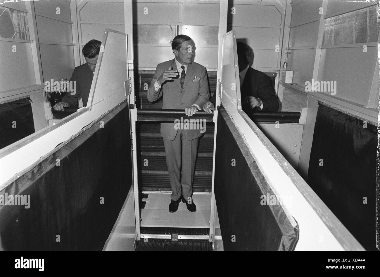 Prinz Claus eröffnet neues KLM-Frachtgebäude am Flughafen Schiphol; Prinz Claus im Container, 8. Juni 1982, Container, Eröffnungen, Niederlande, Presseagentur des 20. Jahrhunderts, Foto, Nachrichten zum erinnern, Dokumentarfilm, historische Fotografie 1945-1990, visuelle Geschichten, Menschliche Geschichte des zwanzigsten Jahrhunderts, Momente in der Zeit festzuhalten Stockfoto