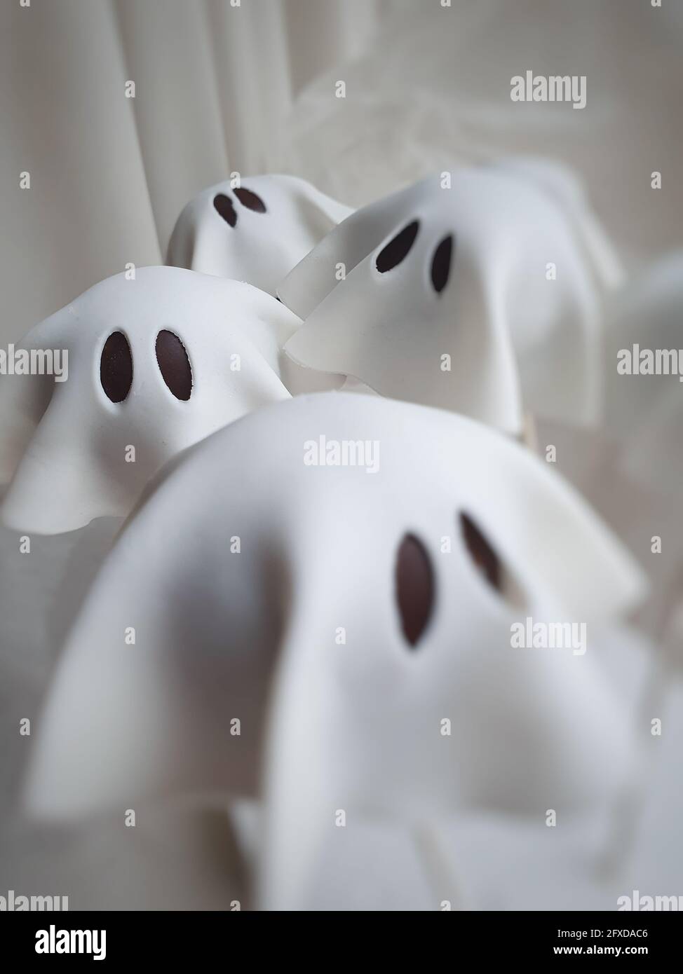 Ein Haufen weißer Geisterkuchen knallt Halloween-Gebäck-Dekoration Stockfoto Ein Haufen weißer Geisterkuchen knallt Halloween-Gebäck-Dekoration Stockfoto