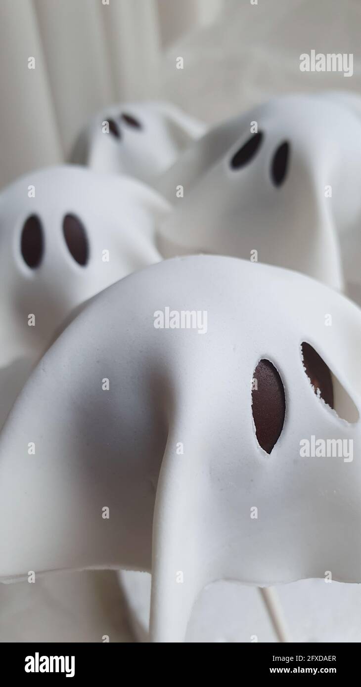 Ein paar weiße gruselige Geisterkuchen knallt Halloween Süßigkeiten Dekoration Stockfoto