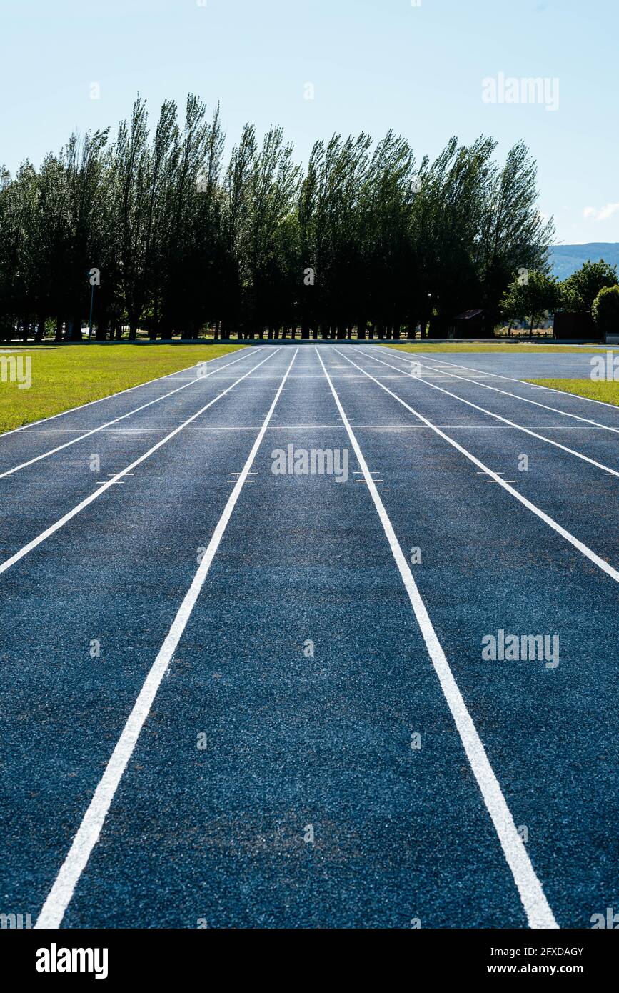 Linien und Markierungen auf der Laufstrecke des Sportstadions Stockfoto