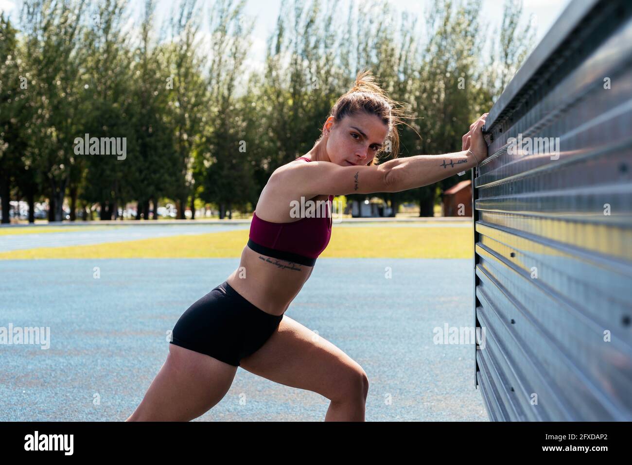Junge Frau macht Dehnübungen im Freien Stockfoto