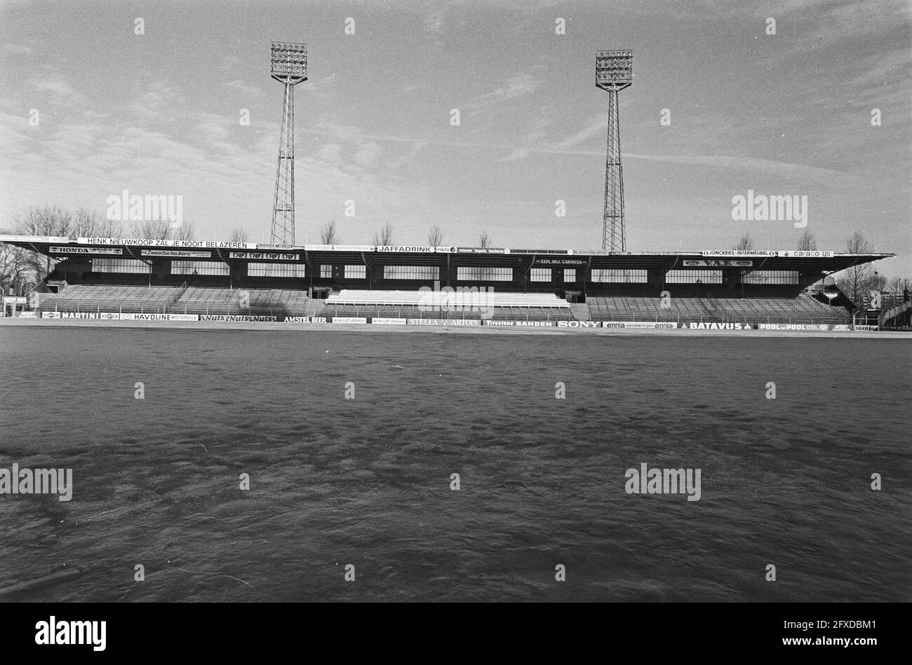 Schnee und Eis auf dem Fußballplatz im Ajax-Stadion, 9. Februar 1979, Sport, Stadien, Fußball, Niederlande, Foto der Presseagentur des 20. Jahrhunderts, zu erinnerende Nachrichten, Dokumentarfilm, historische Fotografie 1945-1990, visuelle Geschichten, Menschliche Geschichte des zwanzigsten Jahrhunderts, Momente in der Zeit festzuhalten Stockfoto
