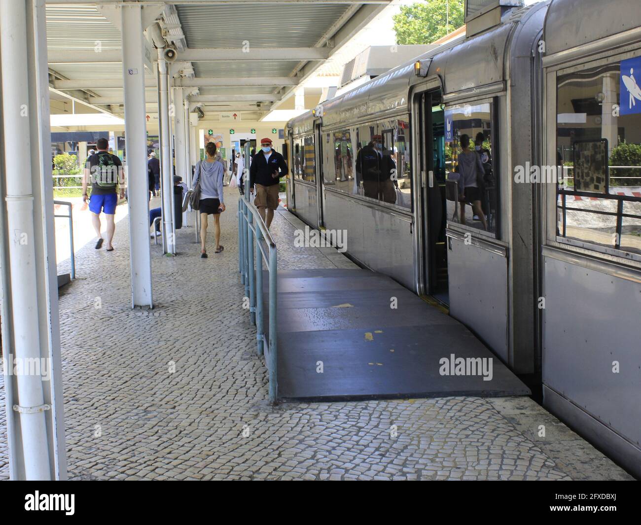 Cascais, Lissabon Portugal. Mai 2021. (INT) Zugfahrt von Lissabon nach Cascais, Portugal. 26. Mai 2021, Lissabon, Portugal: Fahren Sie mit dem Zug von Lissabon, verlassen Sie den Bahnhof Cais do Sodre, in Richtung Cascais, der letzten Haltestelle, die Zugang zu den Stränden bietet oder um eine beliebige Stadt in Estoril zu besuchen. Quelle: Edson De Souza/TheNews2 Quelle: Edson De Souza/TheNEWS2/ZUMA Wire/Alamy Live News Stockfoto