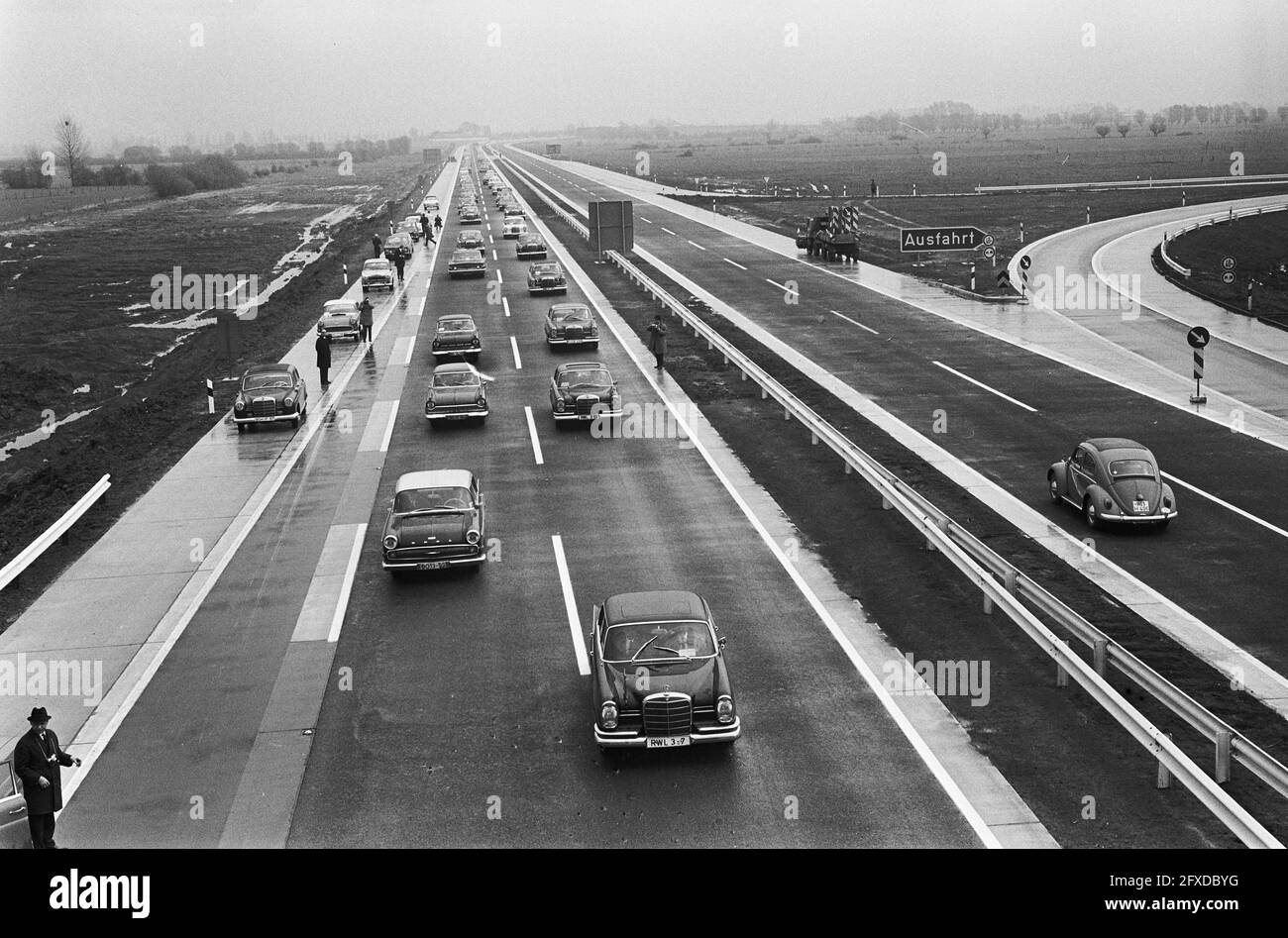 Autobahn in Deutschland eröffnet, erste Autofahrten über die Holland-Linie zwischen Kleve und Wezel, 27. April 1965, Autobahnen, Niederlande, 20. Jahrhundert Presseagentur Foto, Nachrichten zu erinnern, Dokumentarfilm, historische Fotografie 1945-1990, visuelle Geschichten, Menschliche Geschichte des zwanzigsten Jahrhunderts, Momente in der Zeit festzuhalten Stockfoto