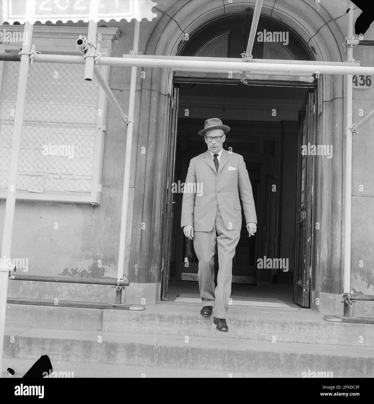 Sokrates-Prozess im Amsterdamer Gerichtsgebäude. Herr Mathuizen verlässt das Gericht, 20. Juni 1961, Gerichtshöfe, Gerichte, Niederlande, Presseagentur des 20. Jahrhunderts, Foto, Nachrichten zum erinnern, Dokumentarfilm, historische Fotografie 1945-1990, visuelle Geschichten, Menschliche Geschichte des zwanzigsten Jahrhunderts, Momente in der Zeit festzuhalten Stockfoto