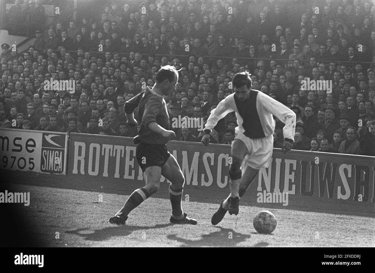 Sparta gegen Ajax 2-1, Cruijff im Duell mit Ter Horst (l), 11. Februar 1967, Sport, Fußball, Niederlande, Presseagentur des 20. Jahrhunderts, Foto, Nachrichten zum erinnern, Dokumentarfilm, historische Fotografie 1945-1990, visuelle Geschichten, Menschliche Geschichte des zwanzigsten Jahrhunderts, Momente in der Zeit festzuhalten Stockfoto