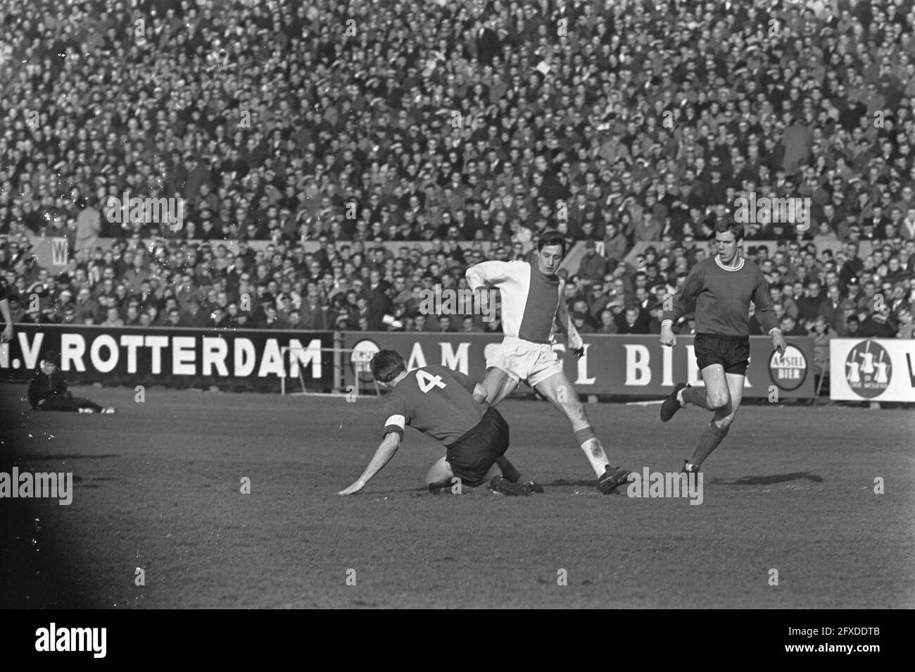 Sparta gegen Ajax 2-1, Nummer 16 und 17 Spieler bei Van Duivenbode, 11. Februar 1967, SPIELER, Sport, Fußball, Niederlande, Foto der Presseagentur des 20. Jahrhunderts, zu erinnerende Nachrichten, Dokumentarfilm, historische Fotografie 1945-1990, visuelle Geschichten, Menschliche Geschichte des zwanzigsten Jahrhunderts, Momente in der Zeit festzuhalten Stockfoto