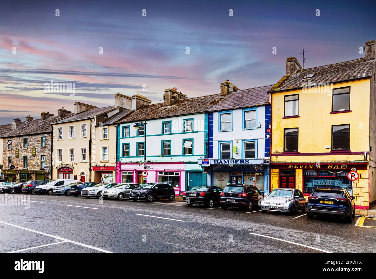 Bunte Gebäude auf der Straße im Dorf Newport in County Mayo im Nordwesten Irlands Stockfoto