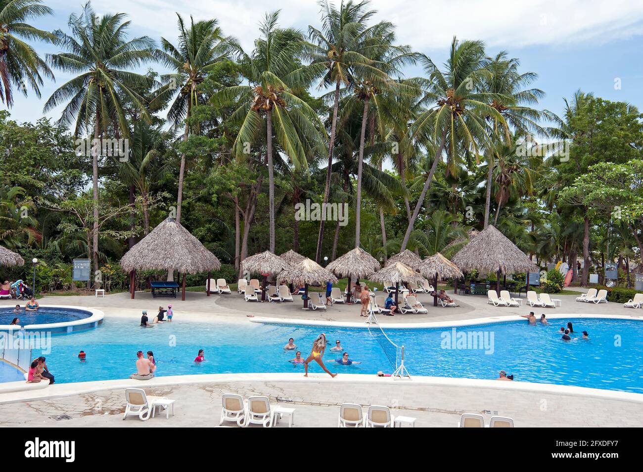 Wasseraerobic-Lehrer am Pool eines Resorts in Tamarindo, Costa Rica, Mittelamerika Stockfoto