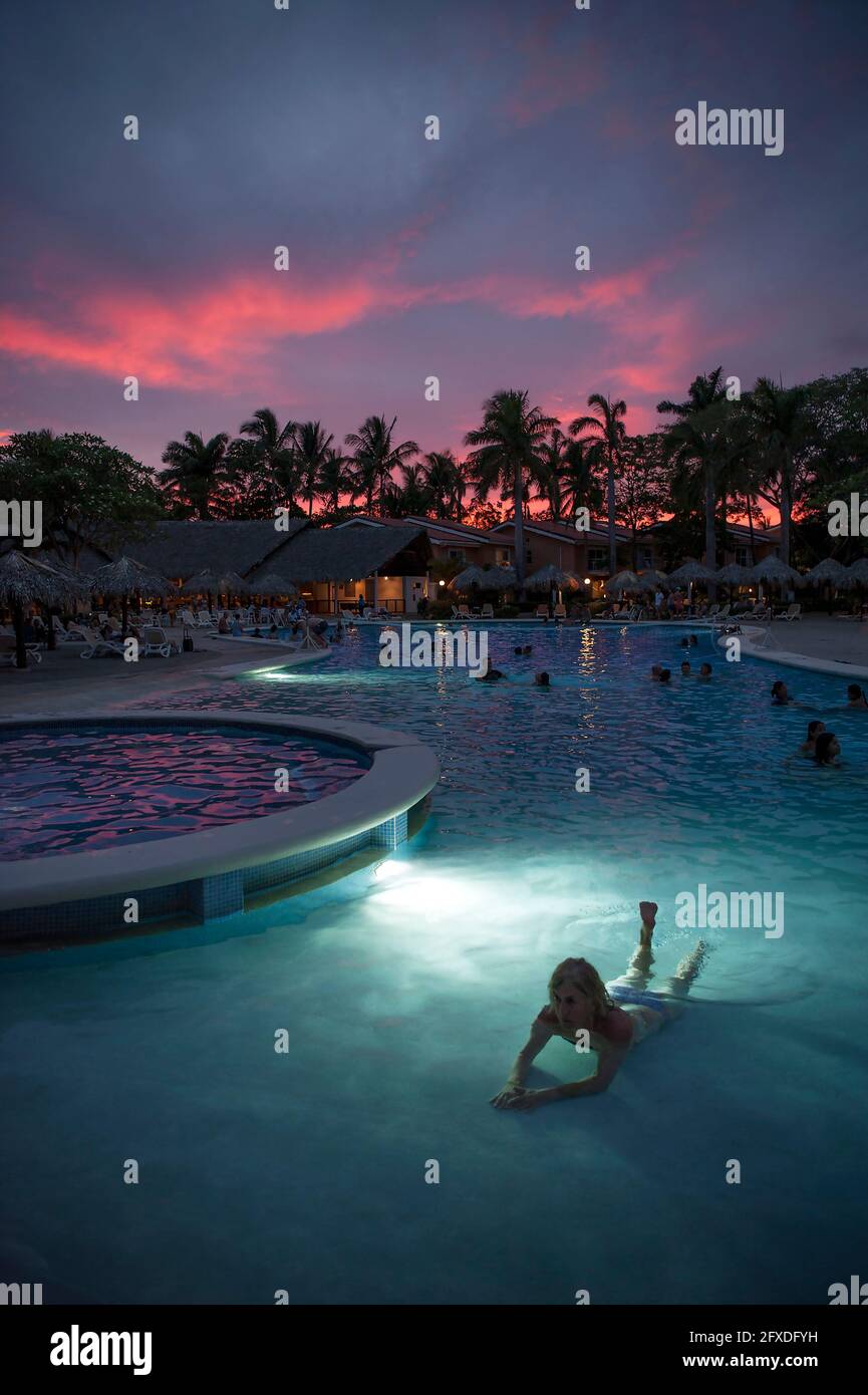 Dramatischer Sonnenuntergang über einem Pool in Tamarindo, Costa Rica, Mittelamerika Stockfoto