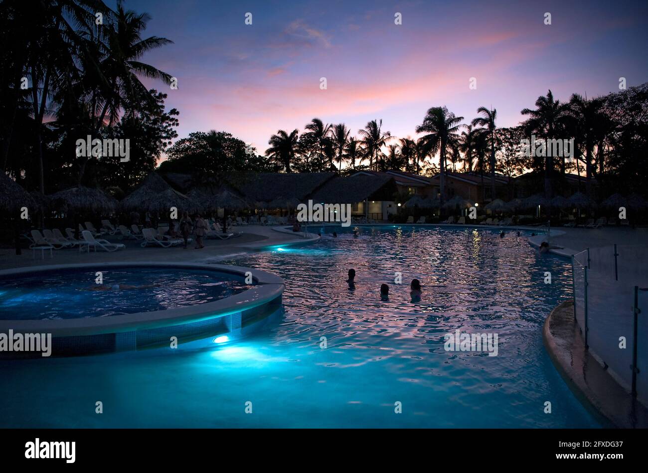 Menschen, die den Sonnenuntergang von einem Pool in Tamarindo, Costa Rica, Mittelamerika aus beobachten Stockfoto