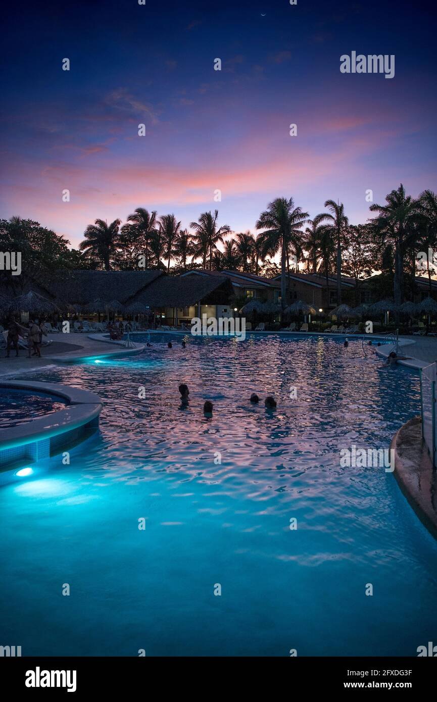 Menschen, die den Sonnenuntergang von einem Pool in Tamarindo, Costa Rica, Mittelamerika aus beobachten Stockfoto