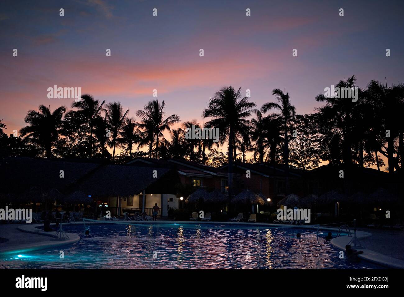 Swimmingpool bei Sonnenuntergang in Tamarindo, Costa Rica, Mittelamerika Stockfoto