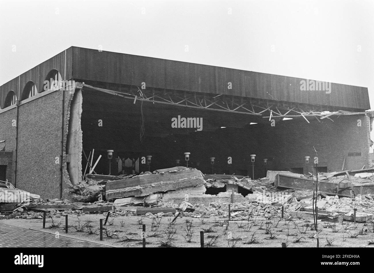 St. Lucas Kirche in Den Bosch teilweise eingestürzt, die Vorderseite der Kirche eingestürzt, 13. Januar 1968, Kirchen, Niederlande, 20. Jahrhundert Presseagentur Foto, Nachrichten zu erinnern, Dokumentarfilm, historische Fotografie 1945-1990, visuelle Geschichten, Menschliche Geschichte des zwanzigsten Jahrhunderts, Momente in der Zeit festzuhalten Stockfoto