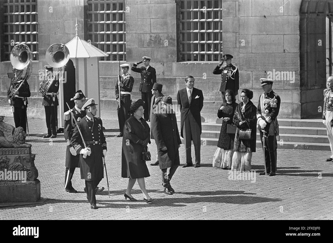 Staatsbesuch Königin und König von Nepal, Ihre Majestät und König von Nepal auf dem Weg zur Ehrenwache, 25. April 1967, Ehrenwachen, Könige, queens, Staatsbesuche, Niederlande, Foto der Presseagentur des 20. Jahrhunderts, zu erinnerende Nachrichten, Dokumentation, historische Fotografie 1945-1990, visuelle Geschichten, Menschliche Geschichte des zwanzigsten Jahrhunderts, Momente in der Zeit festzuhalten Stockfoto