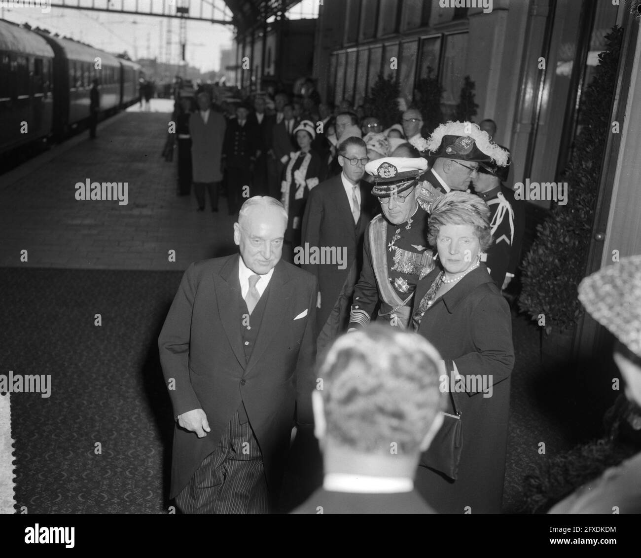 Staatsbesuch des österreichischen Bundespräsidenten Dr. A. Schärf Den Haag, 16. Mai 1961, Staatsbesuche, Niederlande, 20. Jahrhundert Presseagentur Foto, Nachrichten zu erinnern, Dokumentarfilm, historische Fotografie 1945-1990, visuelle Geschichten, Menschliche Geschichte des zwanzigsten Jahrhunderts, Momente in der Zeit festzuhalten Stockfoto