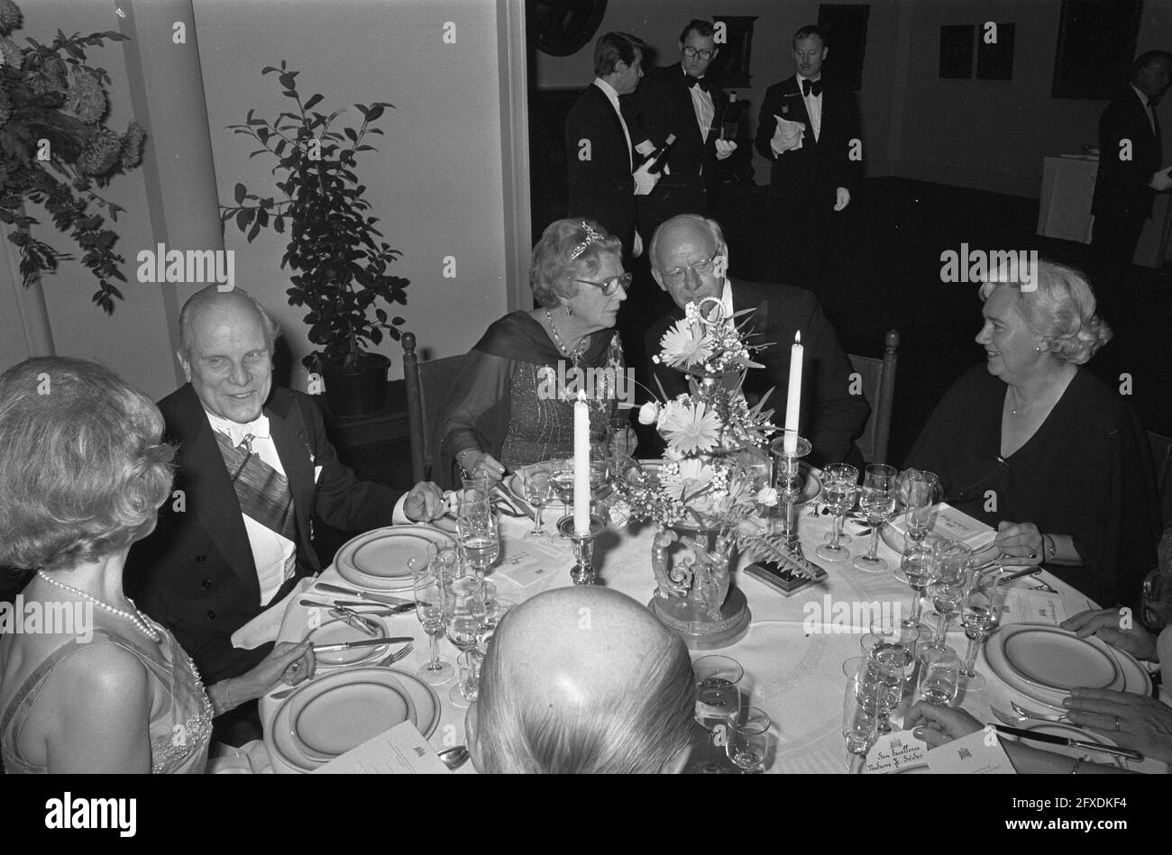 Staatsbesuch Schwedisches Königliches Paar Niederlande; Abendessen im Rijksmuseum vom Ministerrat angeboten; 7: HM mit Vondeling beim Bankett, 26. Oktober 1976, Angebote, Abendessen, königliche Paare, Staatsbesuche, Niederlande, Foto der Presseagentur des 20. Jahrhunderts, zu erinnerende Nachrichten, Dokumentation, historische Fotografie 1945-1990, visuelle Geschichten, Menschliche Geschichte des zwanzigsten Jahrhunderts, Momente in der Zeit festzuhalten Stockfoto