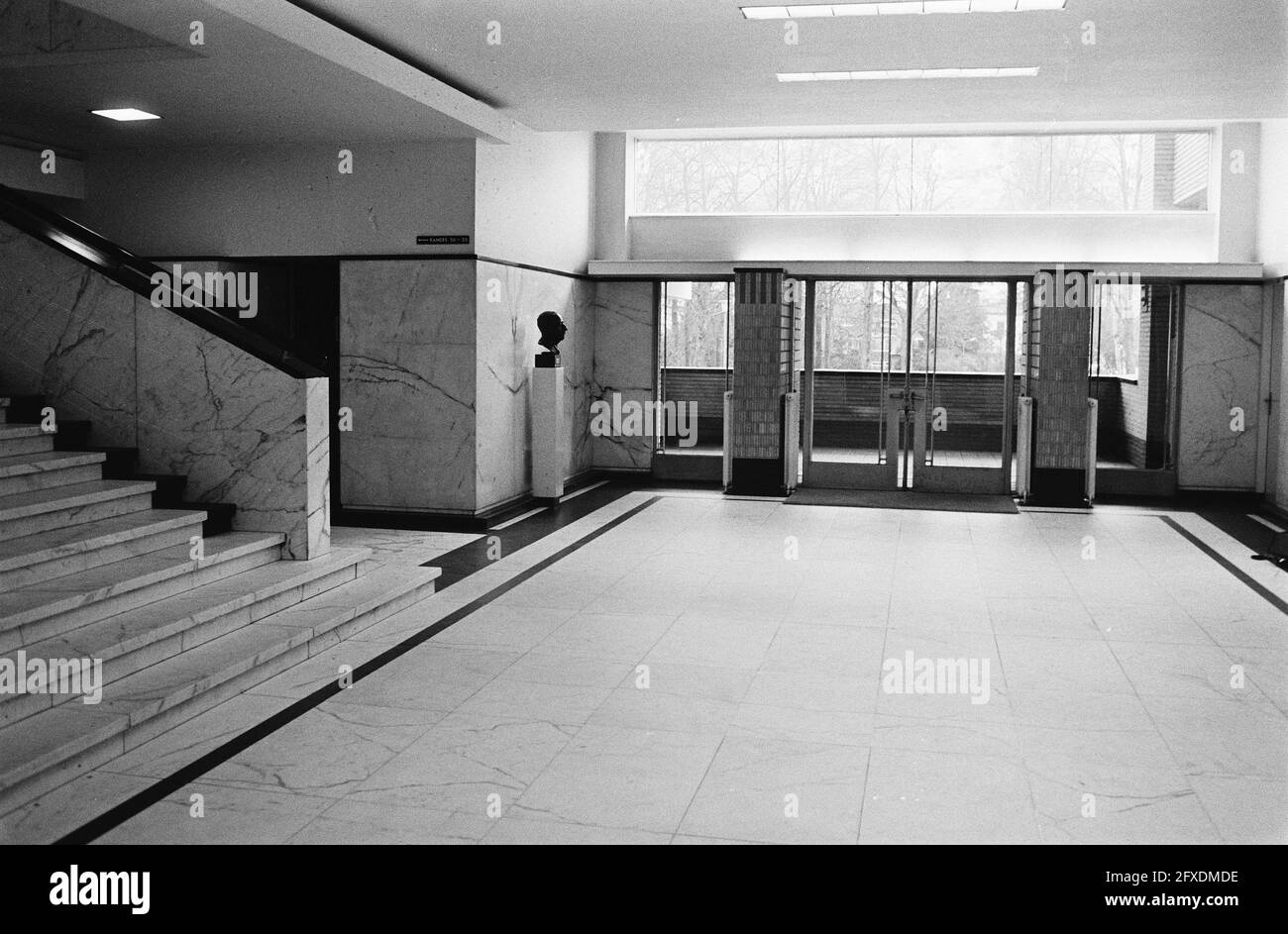 Rathaus in Hilversum vom Architekten W.M. Dudok, innen, 6. Dezember 1974, Architektur, Gebäude, Rathäuser, Treppen, Niederlande, Presseagentur des 20. Jahrhunderts, News to remember, Dokumentarfilm, historische Fotografie 1945-1990, visuelle Geschichten, Menschliche Geschichte des zwanzigsten Jahrhunderts, Momente in der Zeit festzuhalten Stockfoto