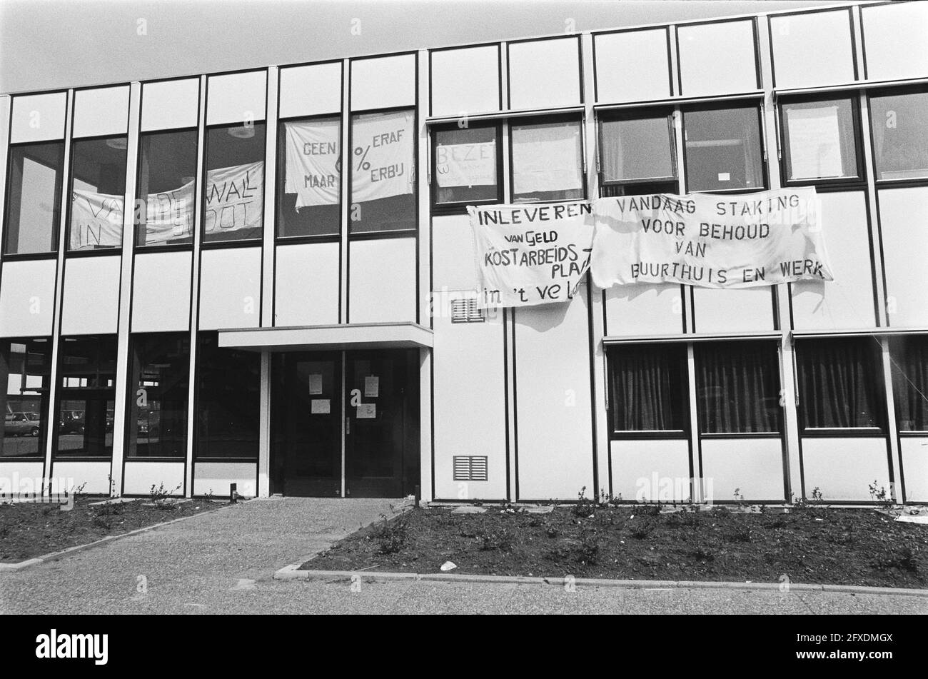 Amsterdam-Nord bezirksrat Büro besetzt von Arbeitern von Gemeindezentren in Amsterdam-Nord gegen 6% Sparmaßnahmen, 20. April 1982, BUURTHUIZEN, SPANDOEKEN, Beruf, Niederlande, Presseagentur des 20. Jahrhunderts, Foto, Nachrichten zu erinnern, Dokumentarfilm, historische Fotografie 1945-1990, visuelle Geschichten, Menschliche Geschichte des zwanzigsten Jahrhunderts, Momente in der Zeit festzuhalten Stockfoto