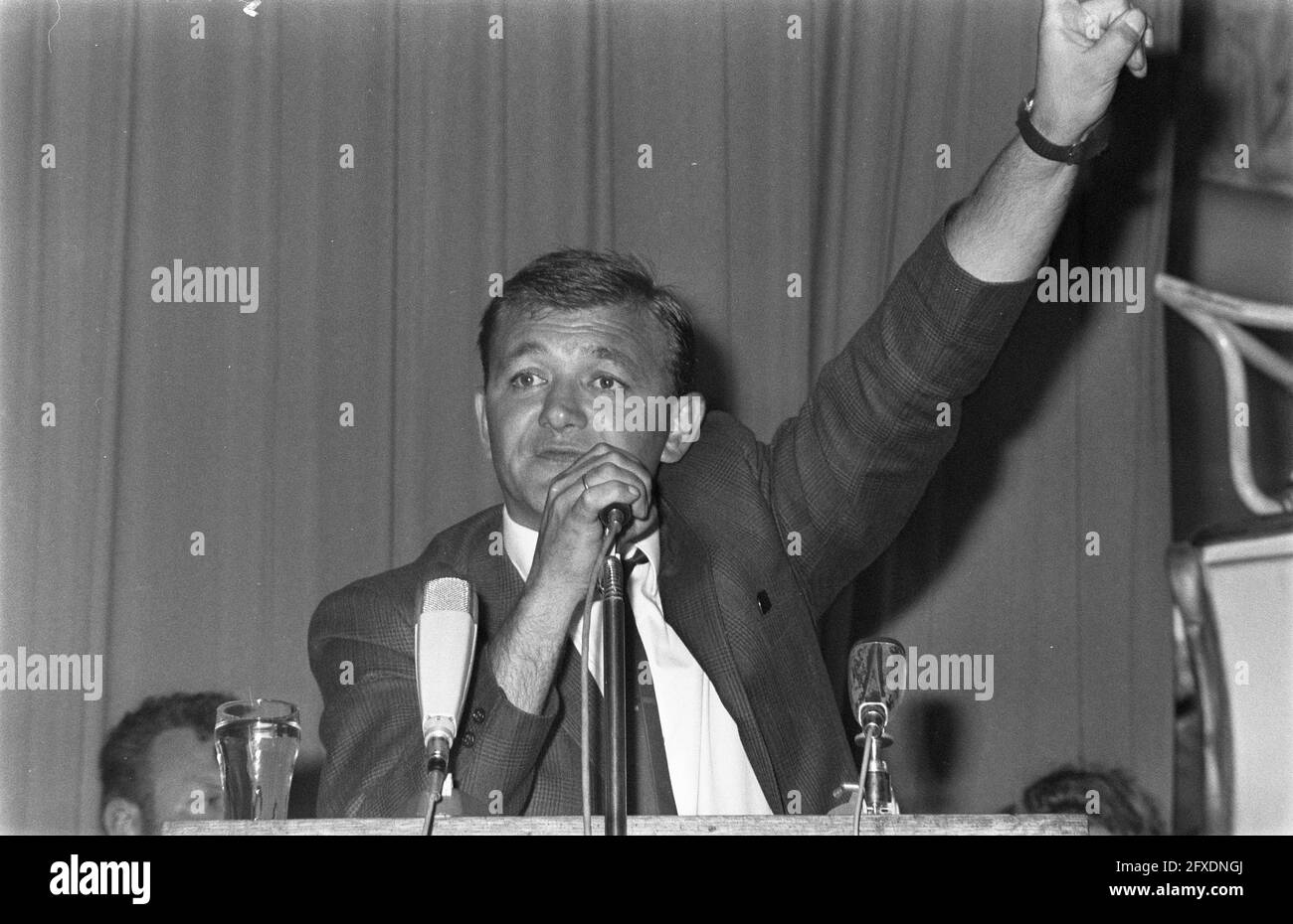 Streikende Hafenarbeiter halten Protestversammlung in Rivierahal, Rotterdam ab; Nr. 12, 13, 14: Paul Brehm, OBV-Vorstandsmitglied spricht, Schlagzeile, Nr. 15: Ter Braak, 9. September 1970, HAVENARBEIDERS, Protestveranstaltungen, Niederlande, Presseagentur des 20. Jahrhunderts, Foto, Nachrichten zum erinnern, Dokumentarfilm, historische Fotografie 1945-1990, visuelle Geschichten, Menschliche Geschichte des zwanzigsten Jahrhunderts, Momente in der Zeit festzuhalten Stockfoto