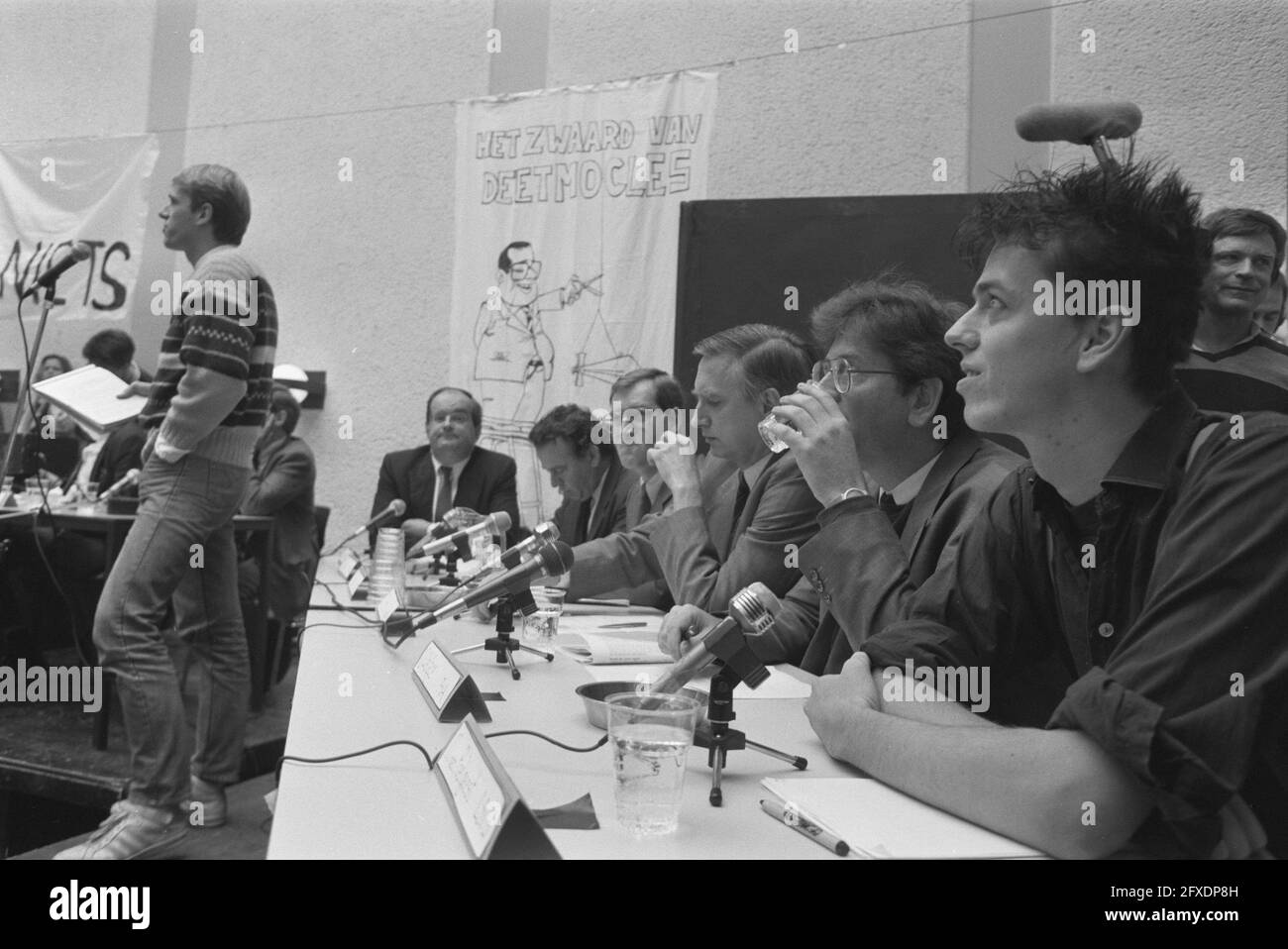 Streik/Aktionswoche Studenten; nein 22: Rechts Maarten van Poelgeest (Präsident LSVB), 14. November 1988, Studenten, Präsidenten, Niederlande, Presseagentur des 20. Jahrhunderts, Foto, Nachrichten zum erinnern, Dokumentarfilm, historische Fotografie 1945-1990, visuelle Geschichten, Menschliche Geschichte des zwanzigsten Jahrhunderts, Momente in der Zeit festzuhalten Stockfoto