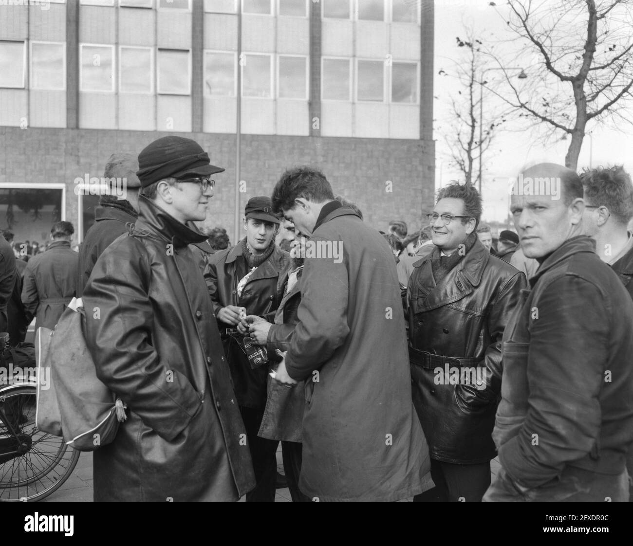 Streik am Amsterdamer Hafen. Streikende, 22. Oktober 1963, Streiks, Häfen, Streikende, Niederlande, Presseagentur des 20. Jahrhunderts, Foto, Nachrichten zu erinnern, Dokumentarfilm, historische Fotografie 1945-1990, visuelle Geschichten, Menschliche Geschichte des zwanzigsten Jahrhunderts, Momente in der Zeit festzuhalten Stockfoto