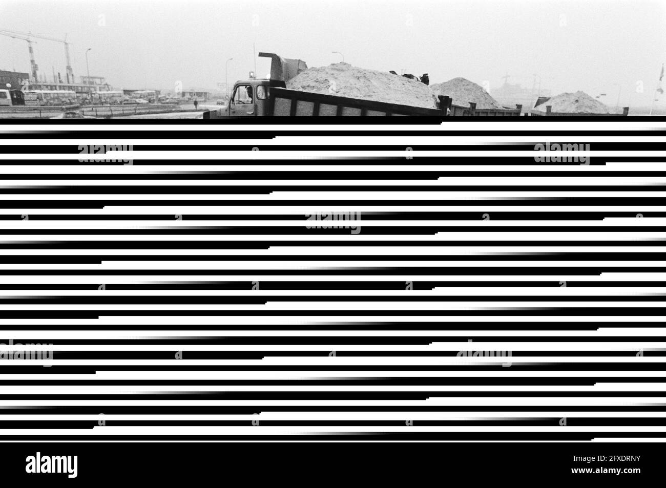 Startschuss des Bürgermeisters Gruyters von Lelystad für den Bau des Bahnhofsviadukts, Teil des Flevospoorlijn, der 1988 fertiggestellt werden soll, 6. Mai 1981, Bau, Bürgermeister, Niederlande, Presseagentur des 20. Jahrhunderts, Foto, Nachrichten zum erinnern, Dokumentarfilm, historische Fotografie 1945-1990, visuelle Geschichten, Menschliche Geschichte des zwanzigsten Jahrhunderts, Momente in der Zeit festzuhalten Stockfoto