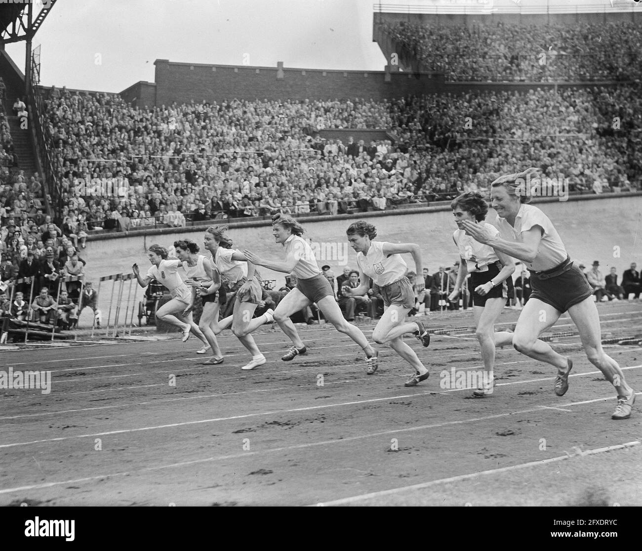 Start Fanny BlankersKoen bei LeichtathletikWettbewerb im