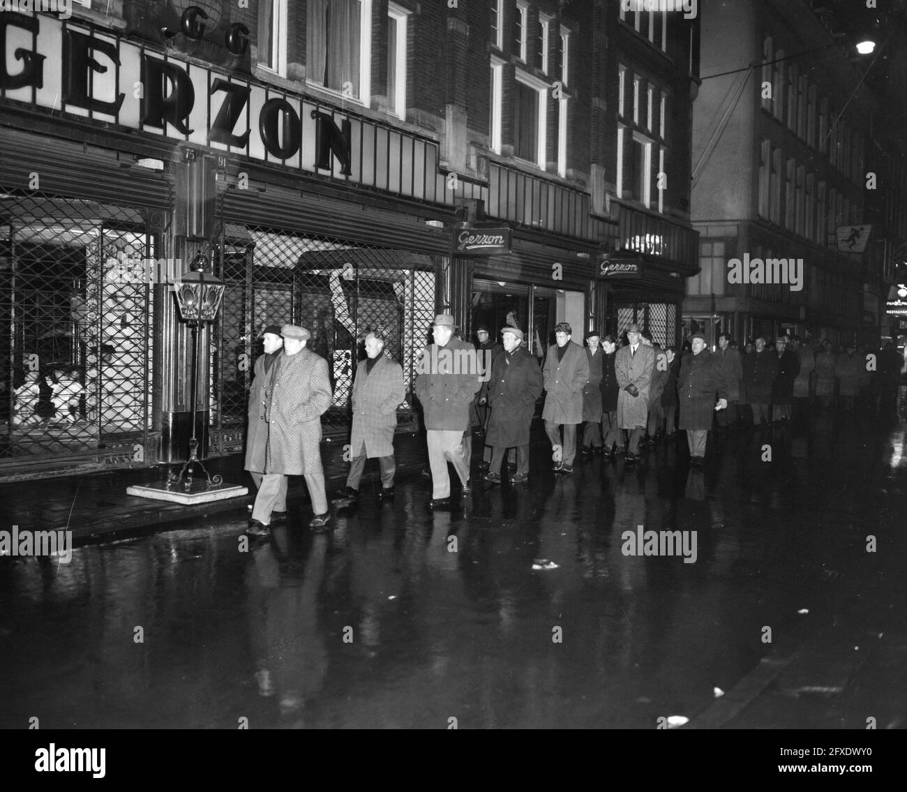 Stille Beschneidung, die Prozession führt durch die Kalverstraat entlang der Laterne, 8. März 1963, Niederlande, Presseagentur des 20. Jahrhunderts, Foto, Nachrichten zu erinnern, Dokumentarfilm, historische Fotografie 1945-1990, visuelle Geschichten, Menschliche Geschichte des zwanzigsten Jahrhunderts, Momente in der Zeit festzuhalten Stockfoto