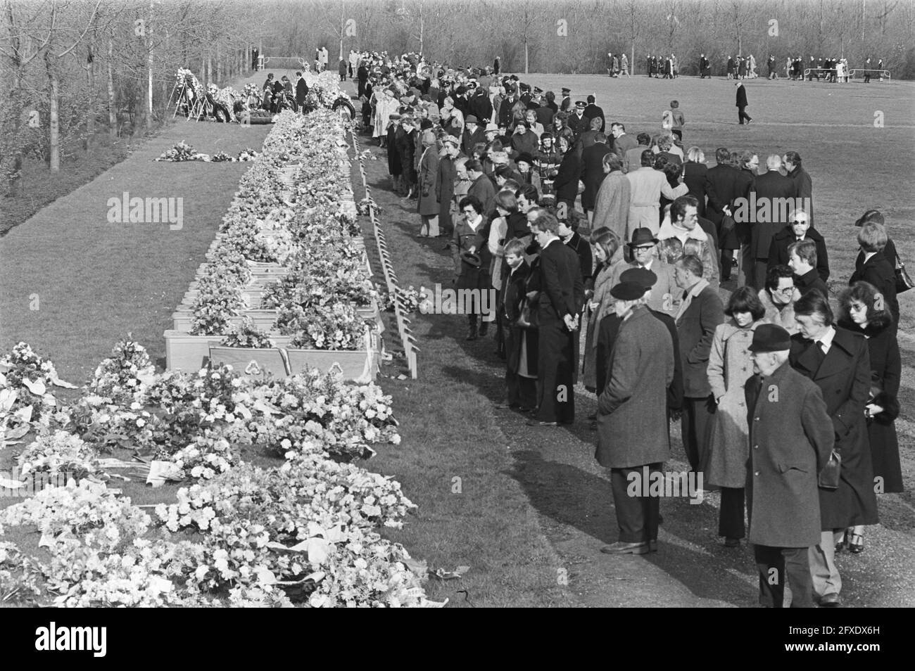 Prozession passiert die Särge, 7. April 1977, Friedhofs, Opfer, Flugzeugunfälle, Niederlande, Foto der Presseagentur des 20. Jahrhunderts, zu erinnerende Nachrichten, Dokumentarfilm, historische Fotografie 1945-1990, visuelle Geschichten, Menschliche Geschichte des zwanzigsten Jahrhunderts, Momente in der Zeit festzuhalten Stockfoto