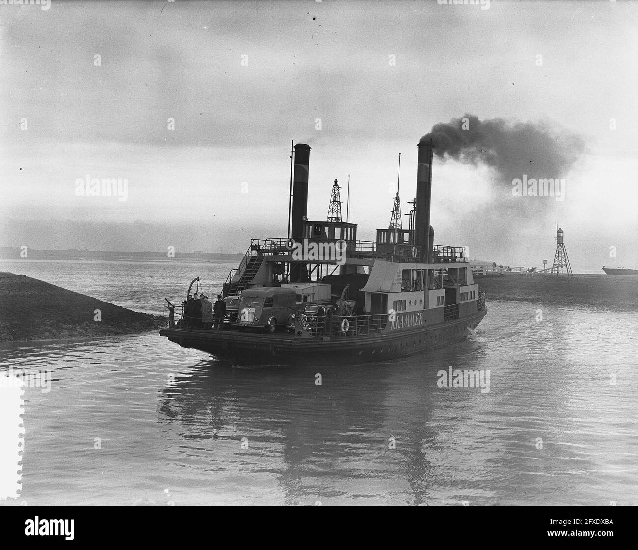 Dampffähre zwischen Zijpe und Anna-Jacobapolder, 25. März 1954, Schifffahrt, Schiffe, Fähren, Niederlande, Presseagentur des 20. Jahrhunderts, Foto, Nachrichten zu erinnern, Dokumentarfilm, historische Fotografie 1945-1990, visuelle Geschichten, Menschliche Geschichte des zwanzigsten Jahrhunderts, Momente in der Zeit festzuhalten Stockfoto