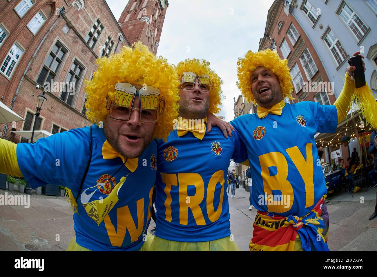 Danzig, Polen. Mai 2021. Villarreals Fans jubeln dem Team vor dem UEFA Europa League-Finale zwischen Villarreal CF und Manchester United in Danzig, Polen, am 26. Mai 2021 zu. Quelle: Pablo Morano/Xinhua/Alamy Live News Stockfoto