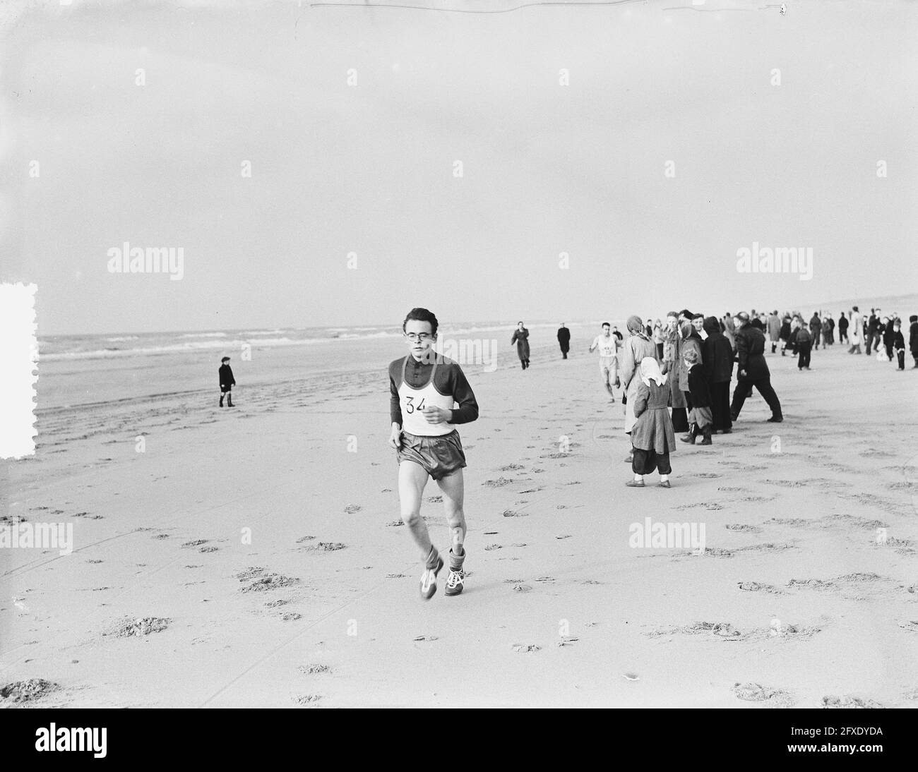 Beachrun Noordwijk aan Zee, 28. Februar 1954, Leichtathletik, Sport, Niederlande, Presseagentur des 20. Jahrhunderts, Foto, Nachrichten zum erinnern, Dokumentarfilm, historische Fotografie 1945-1990, visuelle Geschichten, Menschliche Geschichte des zwanzigsten Jahrhunderts, Momente in der Zeit festzuhalten Stockfoto