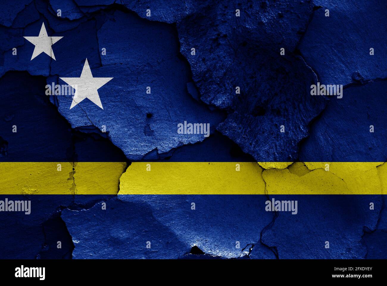 Flagge von Curacao auf rissige Wand gemalt Stockfoto
