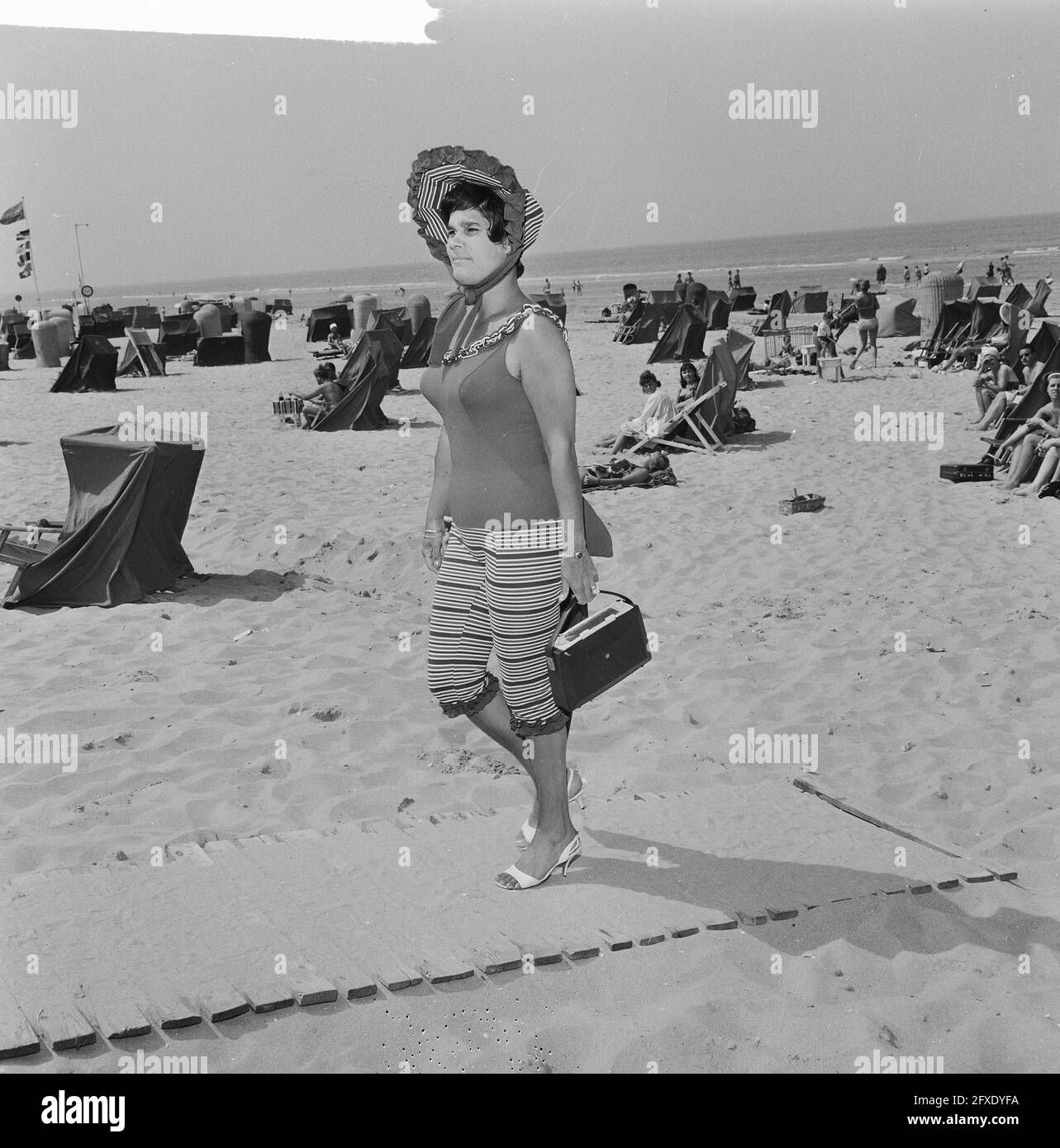 Beachwear 1964, ein Badeanzug aus den frühen 1900er Jahren (Rückseite), 26. Juni 1964, Beachwear, Niederlande, 20. Jahrhundert Presseagentur Foto, Nachrichten zu erinnern, Dokumentarfilm, historische Fotografie 1945-1990, visuelle Geschichten, Menschliche Geschichte des zwanzigsten Jahrhunderts, Momente in der Zeit festzuhalten Stockfoto