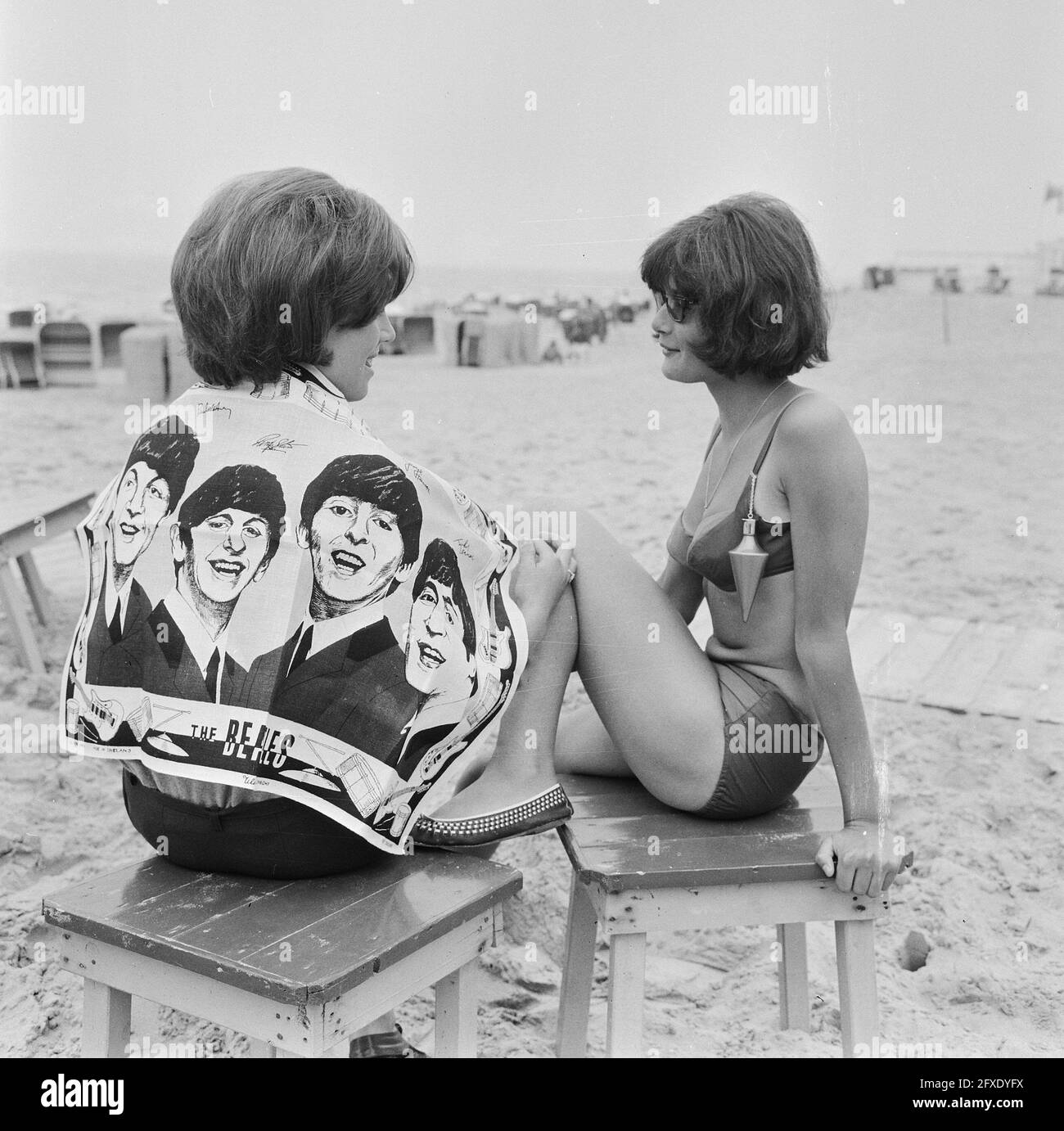 Beachwear 1964, Badetuch mit den Köpfen der Beatles, 20. Mai 1964, Beachwear, Niederlande, 20. Jahrhundert Presseagentur Foto, Nachrichten zu erinnern, Dokumentarfilm, historische Fotografie 1945-1990, visuelle Geschichten, Menschliche Geschichte des zwanzigsten Jahrhunderts, Momente in der Zeit festzuhalten Stockfoto