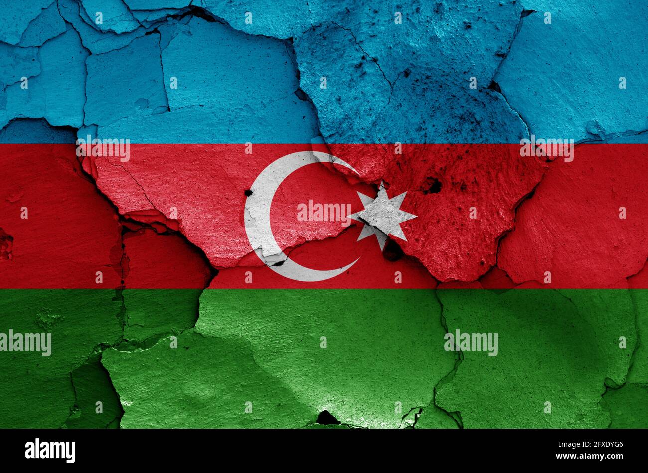 Flagge Aserbaidschans auf rissige Wand gemalt Stockfoto