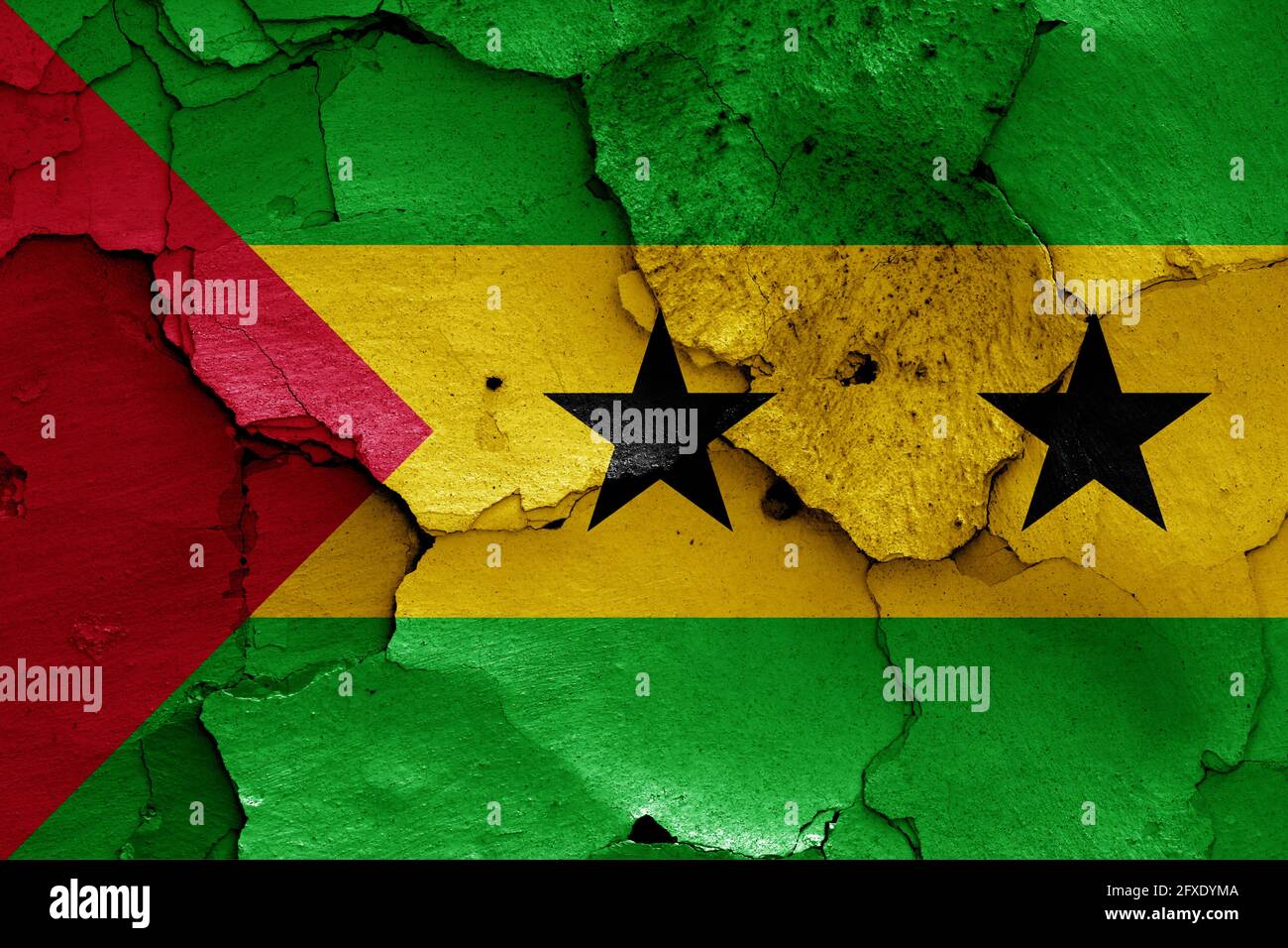 Flagge von Sao Tome und Principe auf rissige Wand gemalt Stockfoto