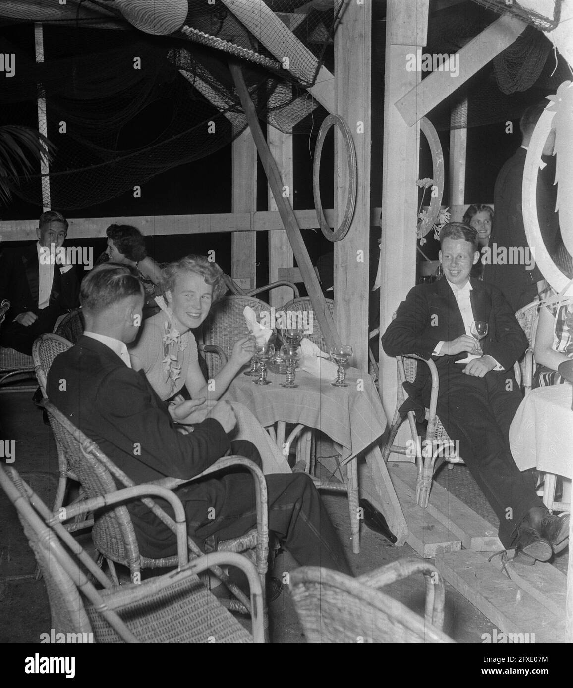 Studentenball in Lido Amsterdam, 1. Juli 1952, Studentenball, Niederlande, 20. Jahrhundert Presseagentur Foto, Nachrichten zu erinnern, Dokumentarfilm, historische Fotografie 1945-1990, visuelle Geschichten, Menschliche Geschichte des zwanzigsten Jahrhunderts, Momente in der Zeit festzuhalten Stockfoto