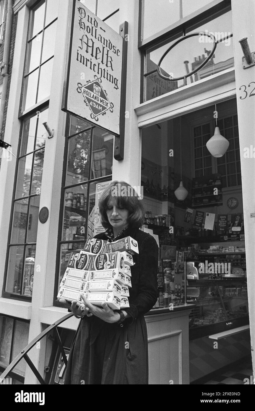 Kaffee sechsundzwanzig Cent teurer, Dame mit großem Kaffeevorrat, 15. Juni 1976, Niederlande, Foto der Presseagentur des 20. Jahrhunderts, zu erinnerende Nachrichten, Dokumentarfilm, historische Fotografie 1945-1990, visuelle Geschichten, Menschliche Geschichte des zwanzigsten Jahrhunderts, Momente in der Zeit festzuhalten Stockfoto