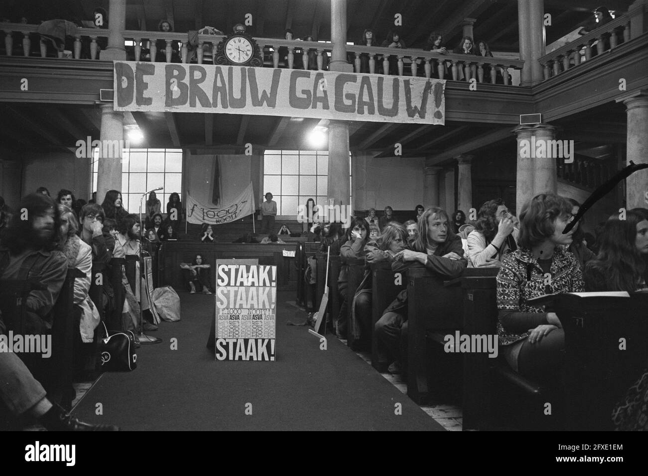 Studenten während der Versammlung (auf Bannern: De Brauw ga gauw und Staak!), 24. Mai 1972, Aktionen, Studiengebühren, Banner, Studentenverbände, Gewerkschaften, Versammlungen, Niederlande, 20. Jahrhundert Presseagentur Foto, Nachrichten zu erinnern, Dokumentarfilm, historische Fotografie 1945-1990, visuelle Geschichten, Menschliche Geschichte des zwanzigsten Jahrhunderts, Momente in der Zeit festzuhalten Stockfoto