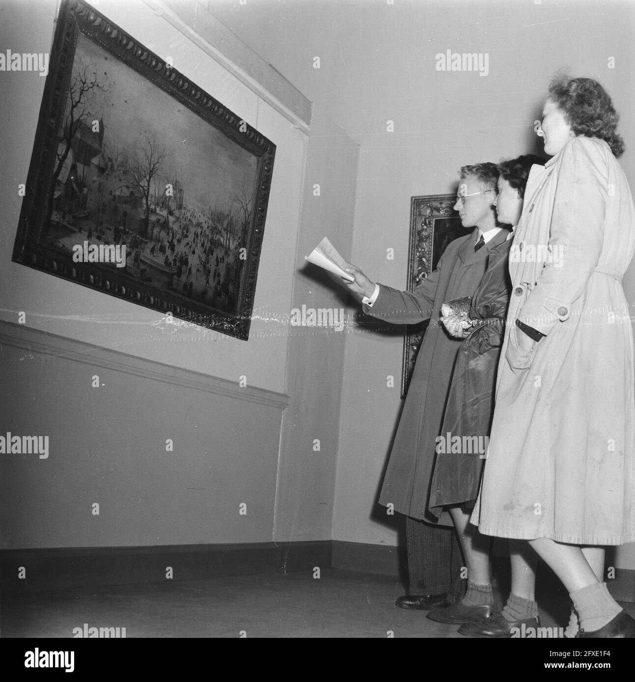 Studenten während der Ausstellung in der Winterlandschaft mit Skater von Hendrik Avercamp, Oktober 1945, Gemälde, Ausstellungen, Niederlande, 20. Jahrhundert Presseagentur Foto, Nachrichten zu erinnern, Dokumentarfilm, historische Fotografie 1945-1990, visuelle Geschichten, Menschliche Geschichte des zwanzigsten Jahrhunderts, Momente in der Zeit festzuhalten Stockfoto